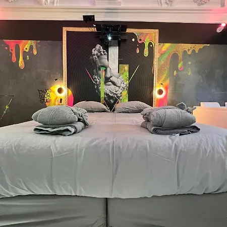 Apartment Capsule Art Deco: Luxe Entertainment With Jacuzzi